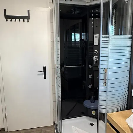 Danube Rooms Abteistrasse - Self Checkin - Kostenlos Parken Direkt An Der Unterkunft - Ideal Fuer Geschaeftsreisende Und Staedtetrips Apartment *