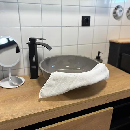 Apartment Danube Abteistrasse - Self Checkin - Moderne - Ideal Fuer Geschaeftsreisende Und Staedtetrips *